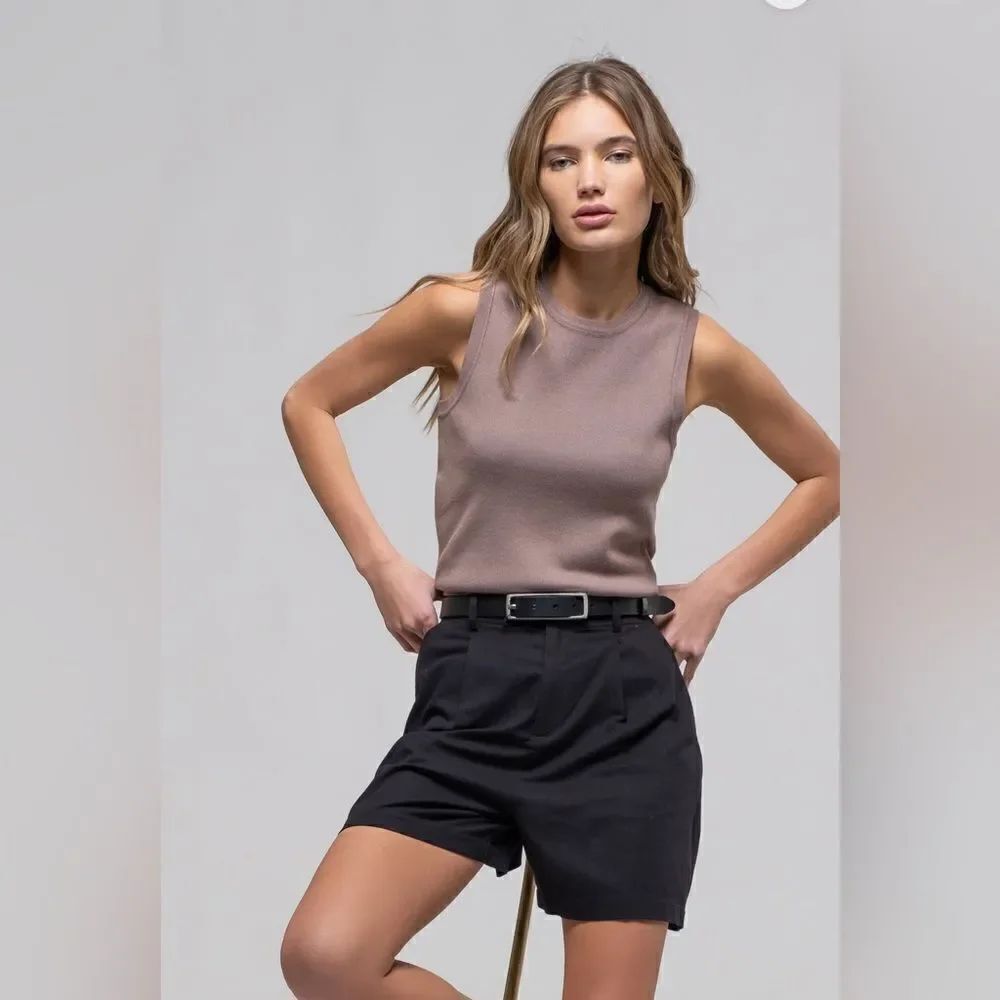 023. CLASSIC SLEEVELESS CREW NECK SWEATER TOP- MOCHA
